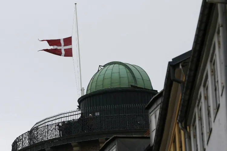Bandeira da Dinamarca é vista a meio mastro, em homenagem às vítimas de ataque terrorista em Copenhague (Leonhard Foeger/Reuters)