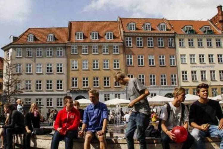 Jovens conversam em uma praça de Copenhague (Bloomberg/Bloomberg)