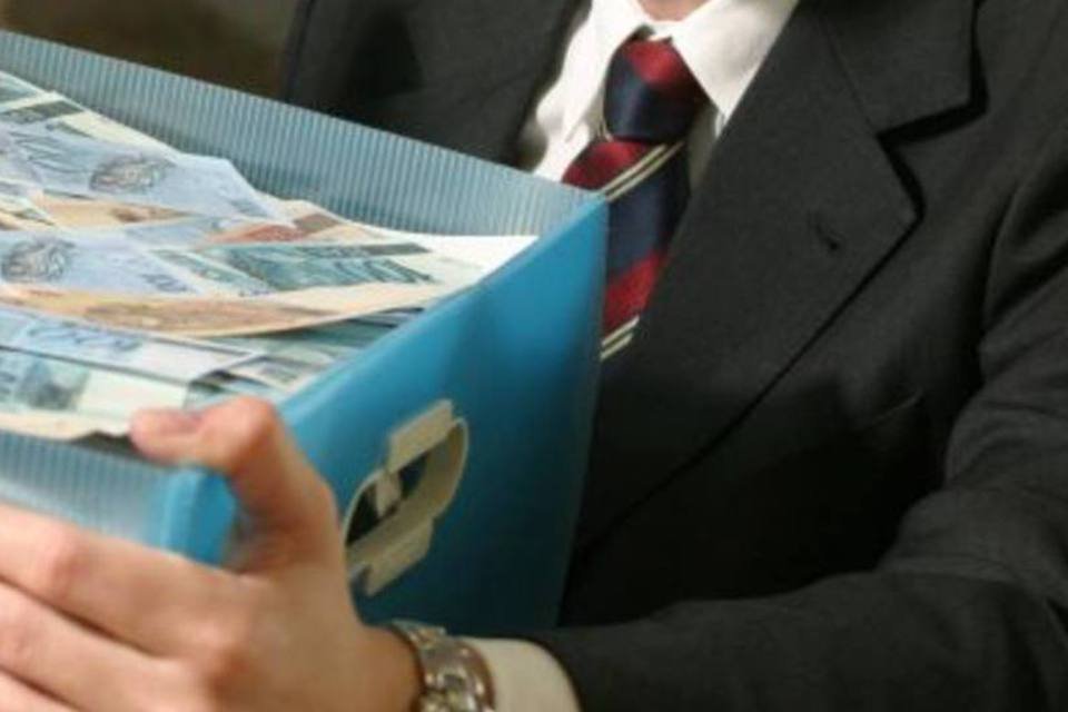 Com crise, poucas empresas devem aumentar salários no Brasil
