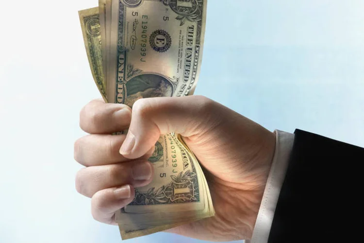
	Homem segura dinheiro: a&ccedil;&otilde;es da Alupar lideraram o ranking das a&ccedil;&otilde;es boas pagadoras de dividendos de agosto, seguidas pelos pap&eacute;is da Vivo
 (Colin Anderson/Thinkstock)