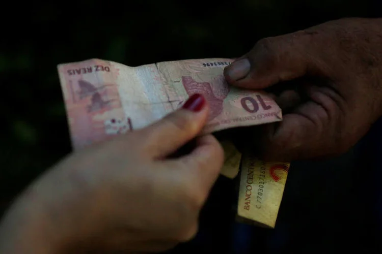 
	Dinheiro: quando o consumidor est&aacute; confiante e mais otimista com a infla&ccedil;&atilde;o, o emprego e a renda pessoal, fica mais propenso a comprar bens de maior valor
 (Pilar Olivares / Reuters)