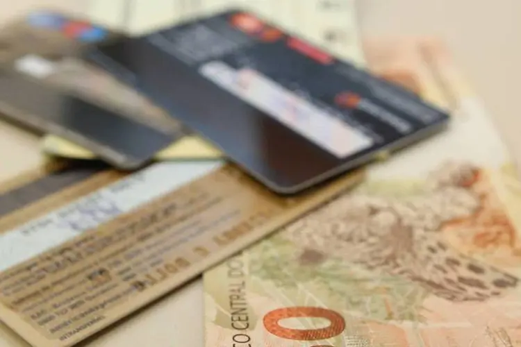 Cartões de crédito, dinheiro e folha de cheque (Marcos Santos / USP Imagens)