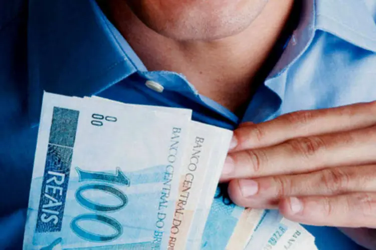 
	Dinheiro: brasileiros tiveram necessidades financeiras e decidiram retirar dinheiro da poupan&ccedil;a em janeiro
 (FABIO HEIZENREDER)