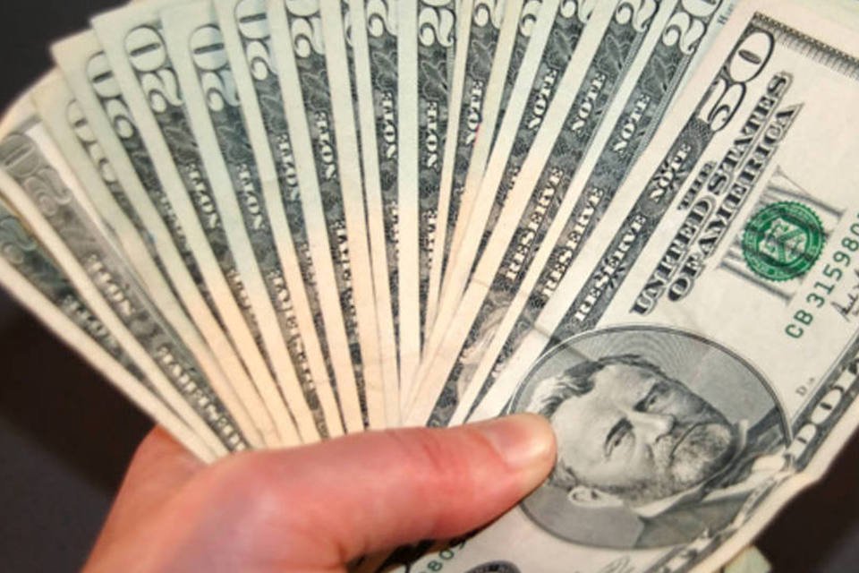 Dólar cai 1% ante real após quatro altas consecutivas