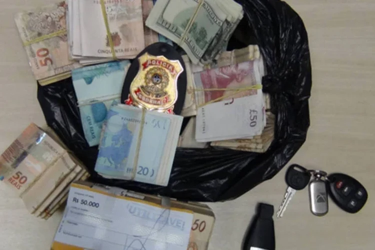 
	Dinheiro apreendido pela Pol&iacute;cia Federal: a&nbsp;PF n&atilde;o informou, por ora, se essa opera&ccedil;&atilde;o tem liga&ccedil;&atilde;o com a Lava Jato
 (Divulgação/Polícia Federal de Minas Gerais)