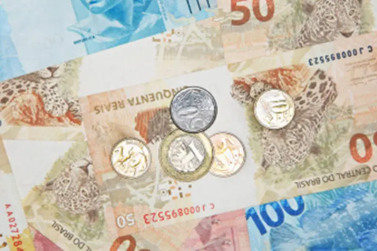 Notas de real e moedas: em 2012, o salário mínimo necessário calculado pelo Dieese variou de R$ 2.295,58, em março, para R$ 2.617,33, em outubro. (GettyImages)