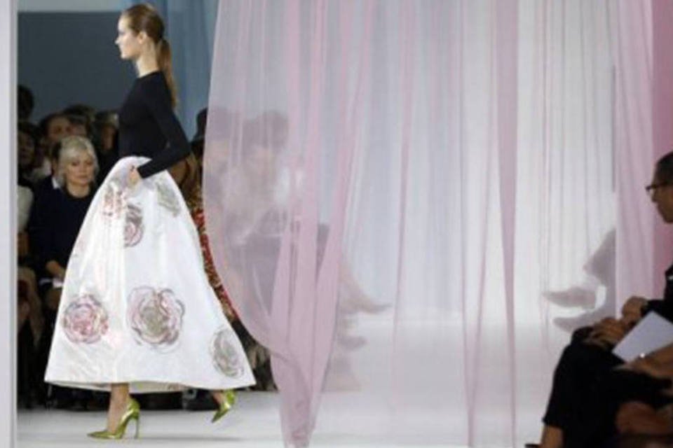 Raf Simons dá nova sensualidade à Dior em seu desfile