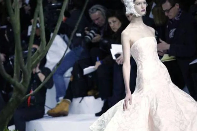 
	Cria&ccedil;&atilde;o de Raf Simons para a Christian Dior: em uma tenda instalada no Jardin des Tuileries, a cole&ccedil;&atilde;o foi uma chuva de sedas e tules em cores past&eacute;is
 (AFP/ Guillaume Baptiste)
