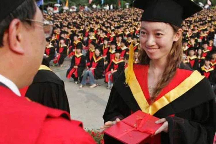 Formanda recebe seu diploma