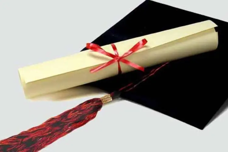 
	Em diversos sites, falsificadores prometem entregar os diplomas de curso superior em prazos de at&eacute; dez dias
