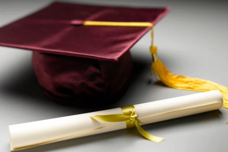 Dólares sem diploma (Thinkstock/Jeffrey Hamilton)