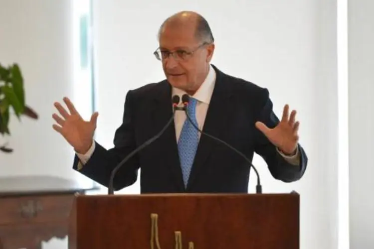 
	Alckmin: governo est&aacute; distribuindo gratuitamente caixa d&#39;&aacute;gua para fam&iacute;lias de baixa renda, disse
 (José Cruz/Agência Brasil)