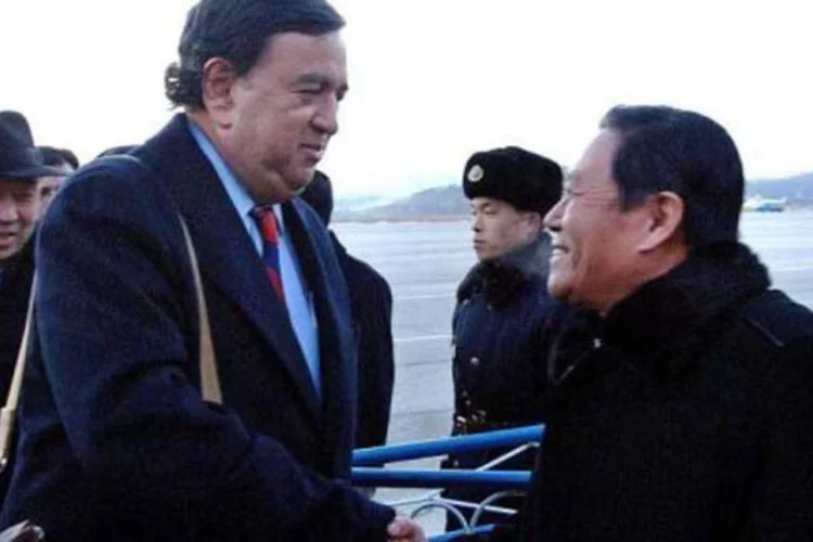 
	Bill Richardson cumprimenta norte-coreano: &quot;objetivo da viagem &eacute; uma visita humanit&aacute;ria particular. N&oacute;s n&atilde;o estamos representando o governo dos EUA&quot;, afirmou&nbsp;
 (AFP)