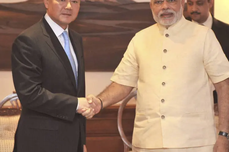 Chanceler da China cumprimenta o primeiro-ministro da Índia durante um encontro em Nova Delhi, Índia (Indias Press Information Bureau/Divulgação via Reuters)