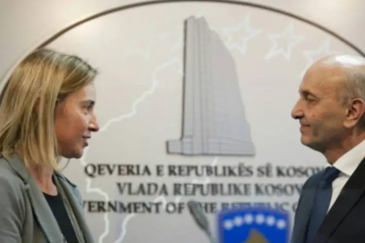 A chefe da diplomacia da União Europeia, Federica Mogherini (E), e o primeiro-ministro do Kosovo, Isa Mustafa (Str/AFP)