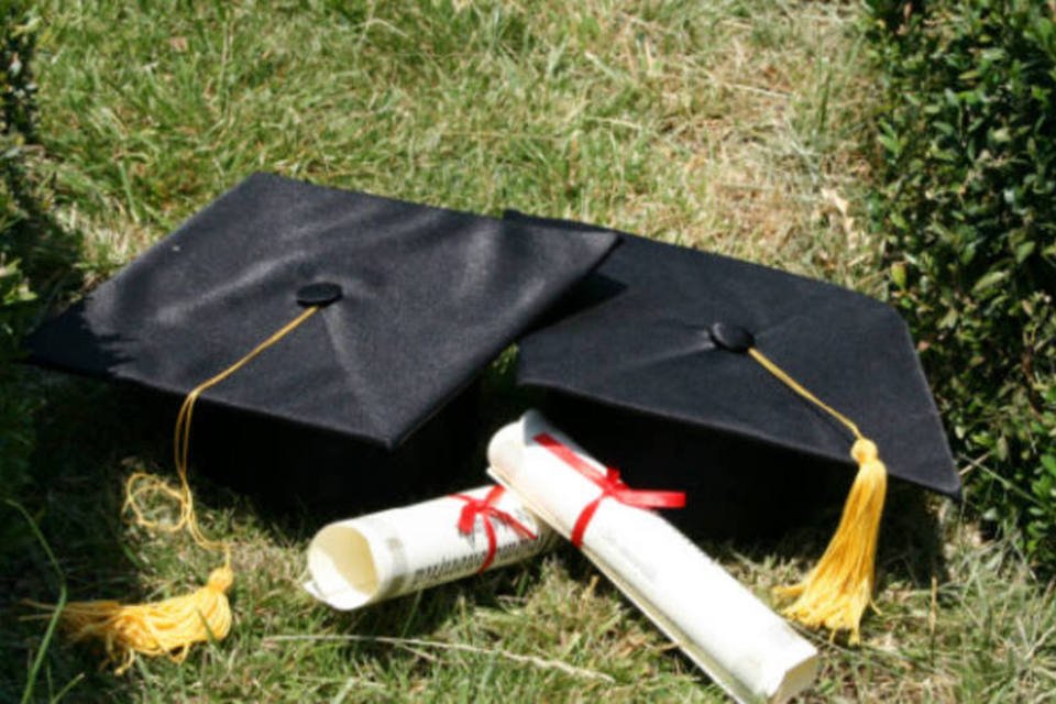 Polícia apura denúncia sobre diplomas universitários falsos