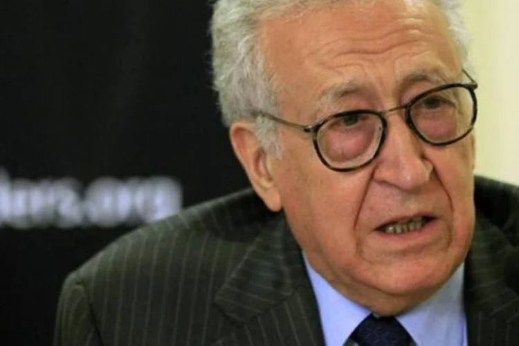 Diplomata Lakhdar Brahimi é visto durante coletiva de imprensa em Cartum, no Sudão, nesta foto de meio de 2012 (Mohamed Nureldin Abdallah/Reuters)