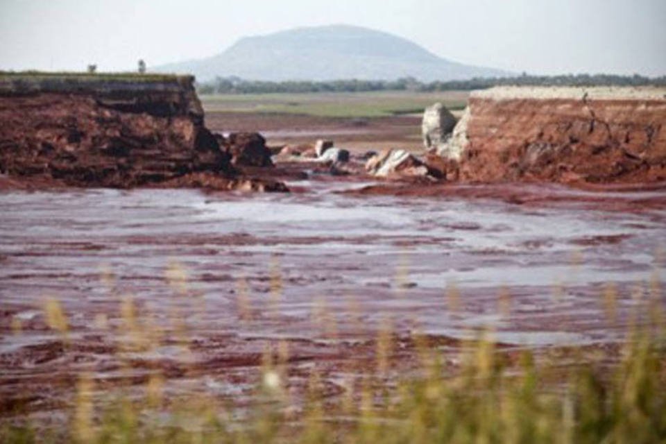 Hungria finaliza novo dique contra inundações tóxicas