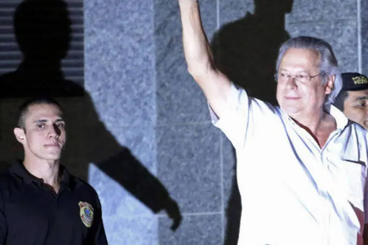 
	Na sede da Pol&iacute;cia Federal, em S&atilde;o Paulo, Jos&eacute; Dirceu faz gesto de protesto ao se entregar por condena&ccedil;&atilde;o no caso do Mensal&atilde;o
 (Reuters)