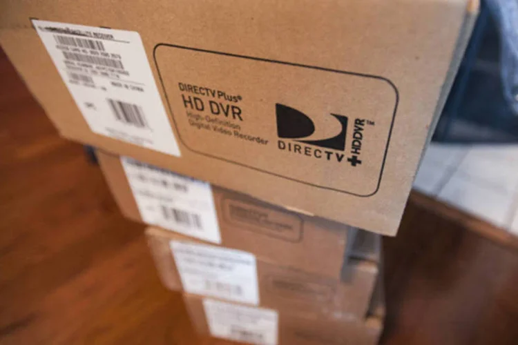 
	Caixas com aparelhos da DirecTV, aguardando para serem instalados na sala de um consumidor de Oklahoma
 (Paul Taggart/Bloomberg)