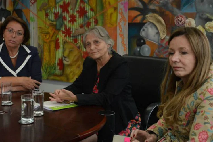 
	Idelli Salvatti (E); Ela Wiecko (C) e Vanessa Grazziotin, que protocolaram representa&ccedil;&atilde;o contra Bolsonaro
 (José Cruz/ABr)