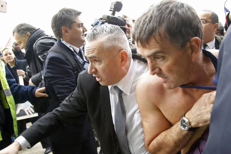 
	Diretor de Recursos Humanos da Air France, Xavier Broseta, &eacute; escoltado ap&oacute;s ter camisa rasgada: a dire&ccedil;&atilde;o explicava seus planos de ajuste, que trariam o fim de 2.900 postos de trabalho
 (Reuters / Jacky Naegelen)