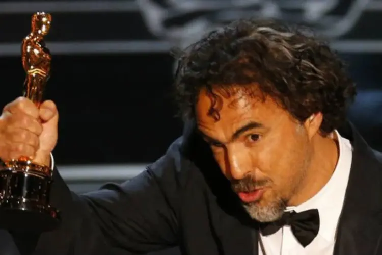 Diretor Alejandro Iñárritu com a estatueta do Oscar de melhor diretor por "Birdman", o grande vencedor da noite (Mike Blake/Reuters)