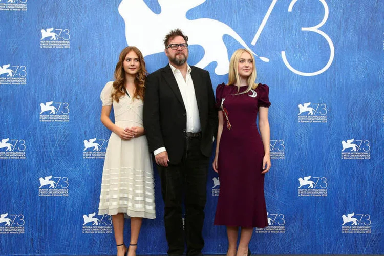 Festival de Veneza: As atrizes Dakota Fanning (direita) e Emilia Jones estrelam o filme de faroeste Brimstone, de Martin Koolhven (REUTERS/Alessandro Bianchi)