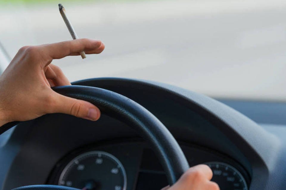 Jovem cria aparelho que detecta se motorista está drogado
