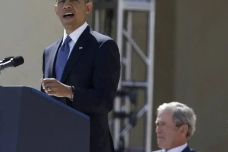 Barack Obama discursa e fala sobre reforma imigratória nos EUA: "Se o conseguimos será, em grande parte, graças ao duro trabalho do presidente George W. Bush", afirmou Obama. (REUTERS/Tony Gutierrez/Pool)