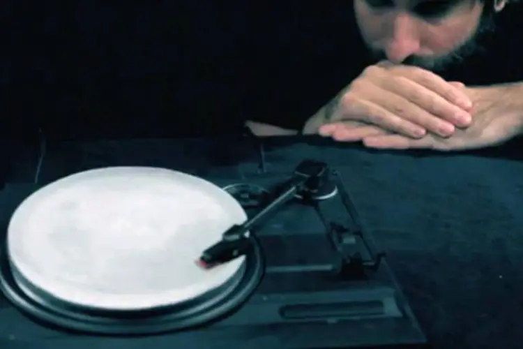 O disco feito de gelo ficou com um som muito parecido com o de um vinil qualquer (Reprodução)