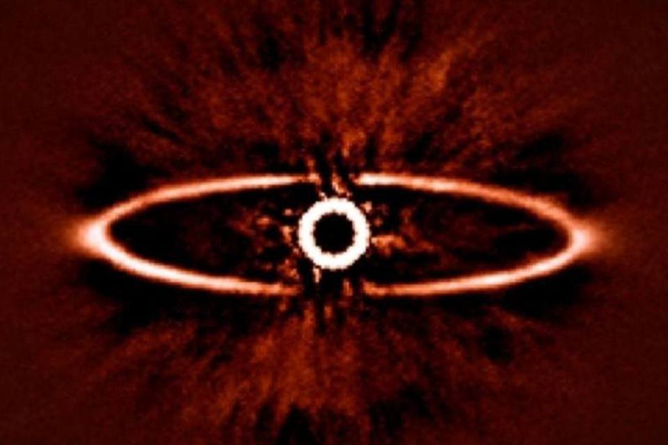 
	Disco de poeira e estrela: imagem mostra potencial do Sphere em suprimir brilho intenso da HR 4796A
 (ESO/J.-L. Beuzit et al./SPHERE Consortium)