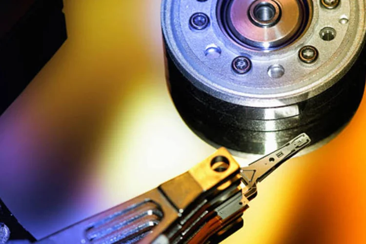 Interior de unidade de disco: mesmo com o computador queimado, é possível recuperar os dados armazenados nele (Ilker / SXC)