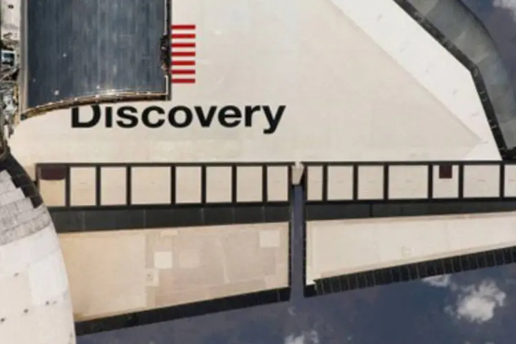 O ônibus espacial norte-americano Discovery se acopla à Estação Espacial Internacional: pela primeira vez, a instalação abrigará quatro mulheres (.)