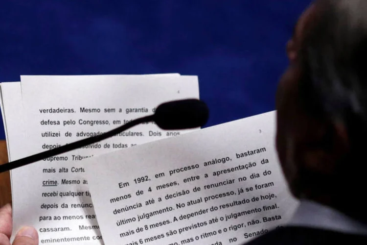 Detalhe do discurso de Collor durante votação de impeachment no Senado - 11/05/2016 (REUTERS/Ueslei Marcelino)