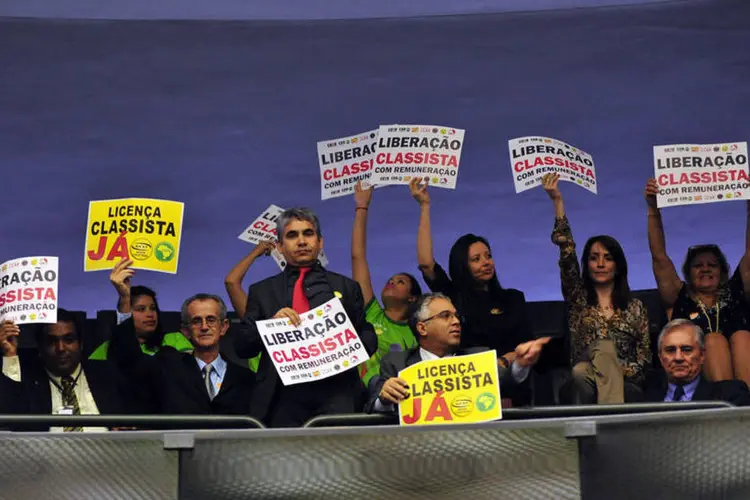 Discussão e votação da medida que reajusta os salários de algumas carreiras do Executivo e concede mais sete meses para a Comissão Nacional da Verdade concluir seus trabalhos (Gustavo Lima/Câmara dos Deputados)