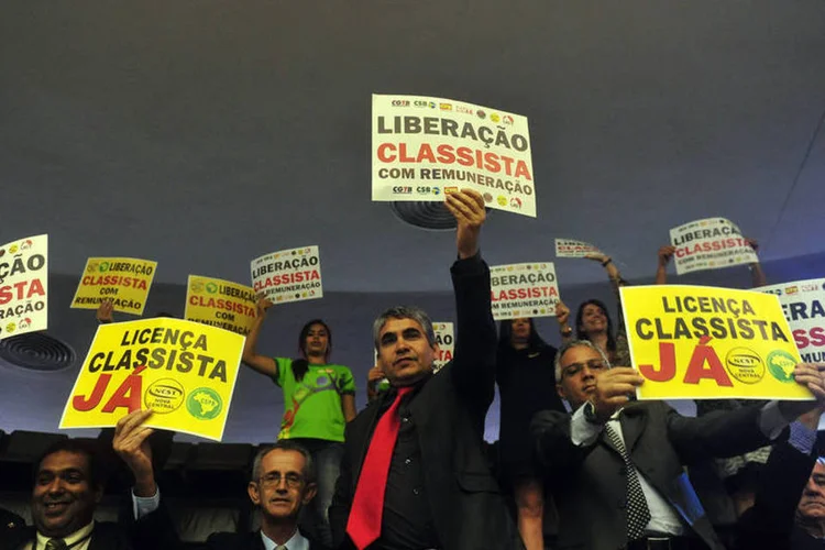 Discussão e votação da medida que reajusta os salários de algumas carreiras do Executivo e concede mais sete meses para a Comissão Nacional da Verdade concluir seus trabalhos (Gustavo Lima/Câmara dos Deputados)