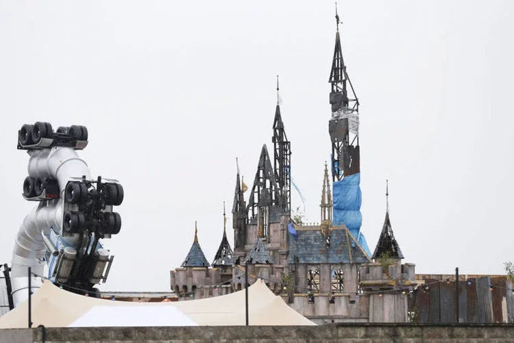 
	Vista do castelo em Dismaland: elevado n&uacute;mero de entradas de revenda na internet levou o parque a pedir a identifica&ccedil;&atilde;o dos visitantes em sua chegada
 (Reuters/ Suzanne Plunkett)