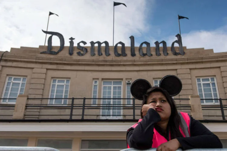 Dismaland, de Banksy: instalação artística que explora as desigualdades irá virar abrigo aos refugiados e imigrantes que vivem em Calais, na França (Getty Images)