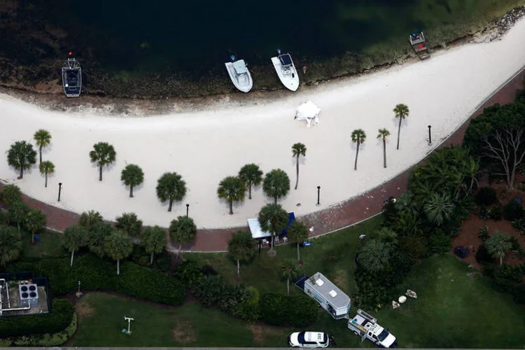 
	Resort da Disney: embora houvesse sinais para n&atilde;o nadar na praia, eles n&atilde;o inclu&iacute;am avisos sobre jacar&eacute;s
 (Adrees Latif / Reuters)