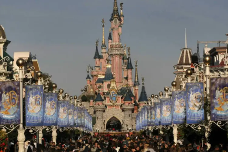 Multidão na avenida principal do Disneyland Resort Paris, em Marne-la-Vallee, próximo de Paris (Jean-Claude Coutausse/Bloomberg News)