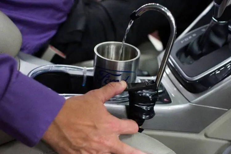Dispenser: no caso do protótipo criado pela Ford, o bebedouro fica estratégicamente posicionado ao lado do porta-copos do console central (Divulgação)