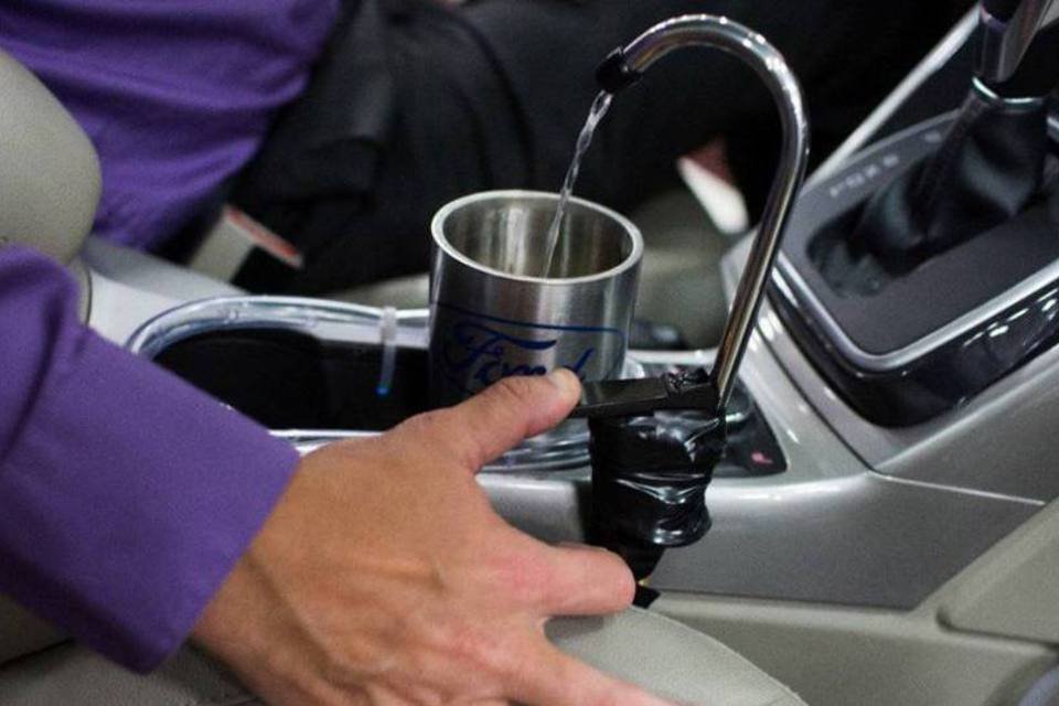 Ar-condicionado da Ford oferece água para motorista beber