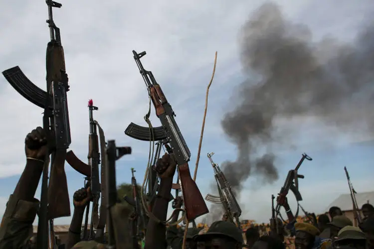 Rebeldes no Sudão seguram suas armas para o alto, dia 17/11/2015 (Goran Tomasevic / Reuters)