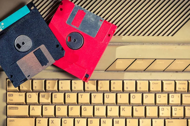 Disquete caiu em desuso pelo mundo, mas o Japão ainda mantinha o uso para documentos oficiais. (Thinkstock)