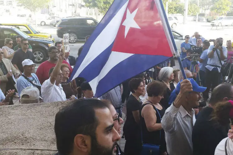 
	Pessoas participam de manifesta&ccedil;&atilde;o em solidariedade a dissidentes cubanos em Miami
 (Francisco Alvarado/Reuters)