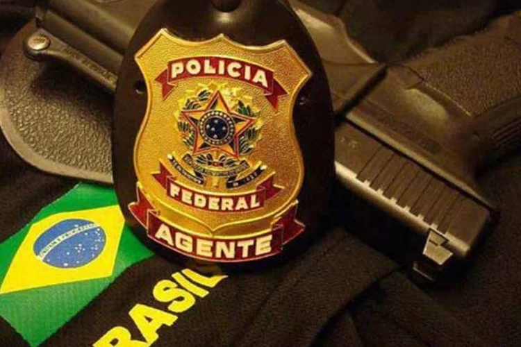 
	Distintivo de agente da PF e arma: edital de concurso foi publicado hoje no Di&aacute;rio Oficial da Uni&atilde;o
 (Wikimedia Commons)