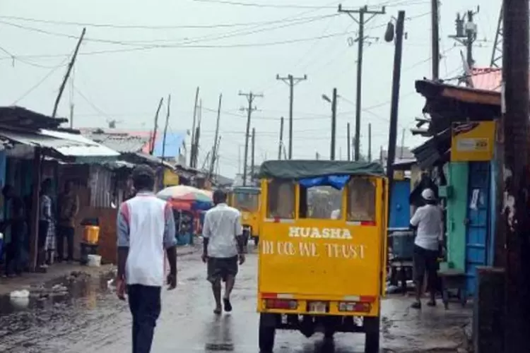 Rua de um distrito de Monróvia, Libéria: infectados retornaram ao hospital (Zoom Dosso/AFP)