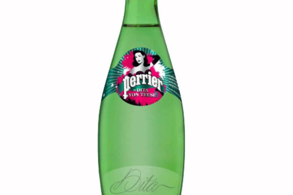 Stripper Dita Von Teese estampa garrafas de Perrier no Brasil