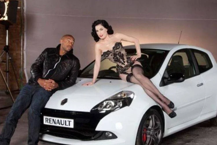 Dita Von Teese e Thierry Henry: estrelas tentam explicar o significado de "va-va-voom" em comercial da Renault (Divulgação)